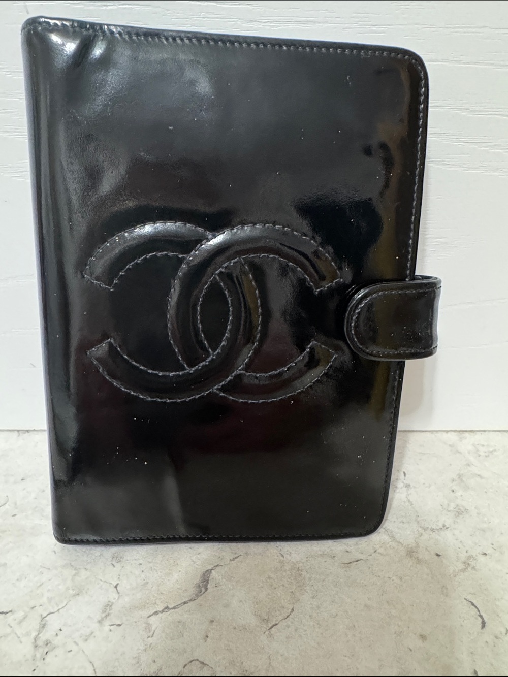 CHANEL Black Patent Leather CC Logo agenda/passport holder - Picture 7 of 9